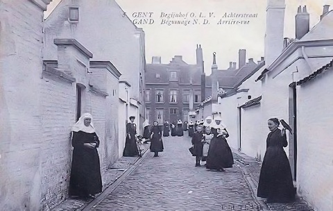L’ancien petit béguinage de Gand a accueilli jusqu’à cent-soixante résidentes… L’ancien petit béguinage de Gand a accueilli jusqu’à cent-soixante résidentes…
