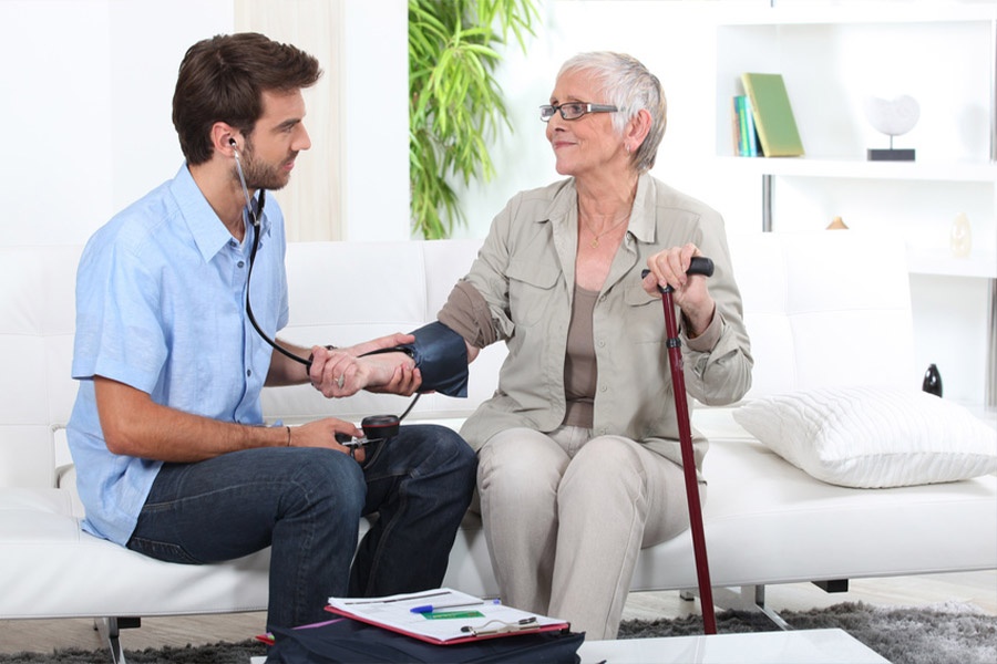 Médecin qui ausculte